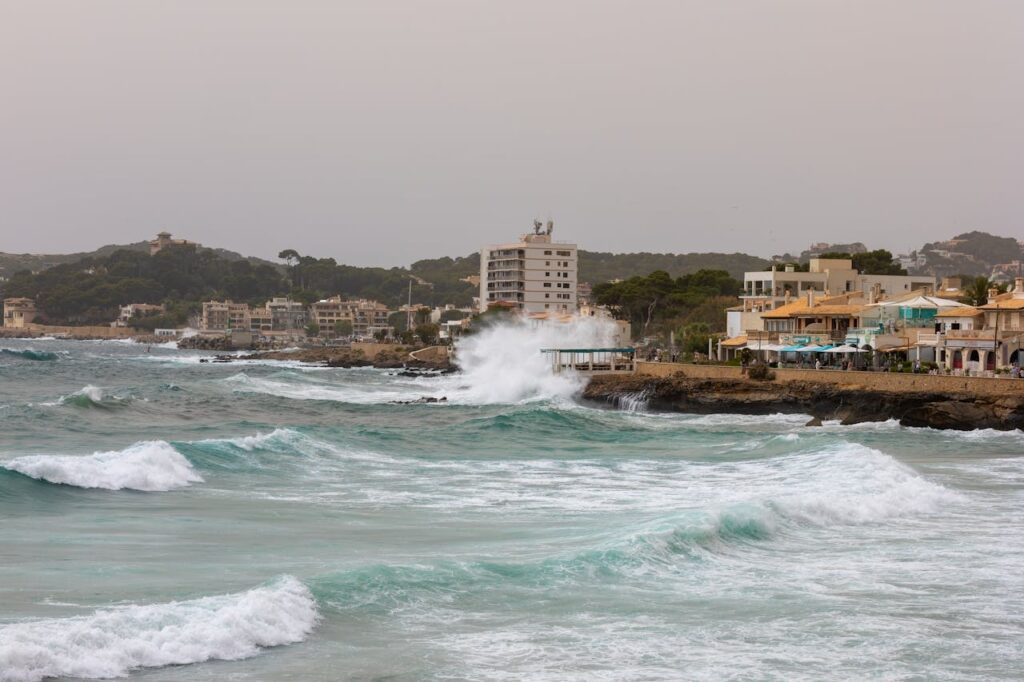 Waves breaking at sea against a cliff