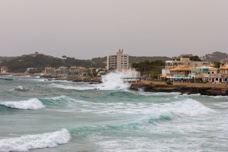 Waves breaking at sea against a cliff