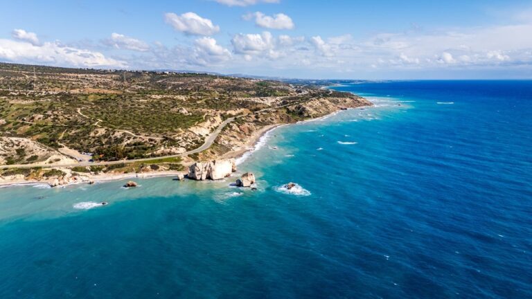 Beautiful photo of the ocean and a torquise blue water