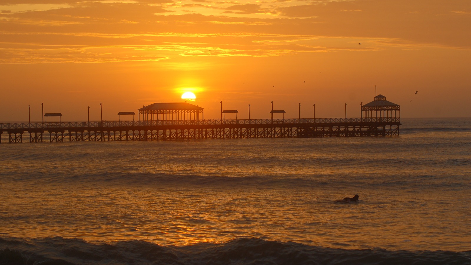 Another fantastic sunset photo looking over the Huanchaco pier. Photo provided by Muchik Surf School.