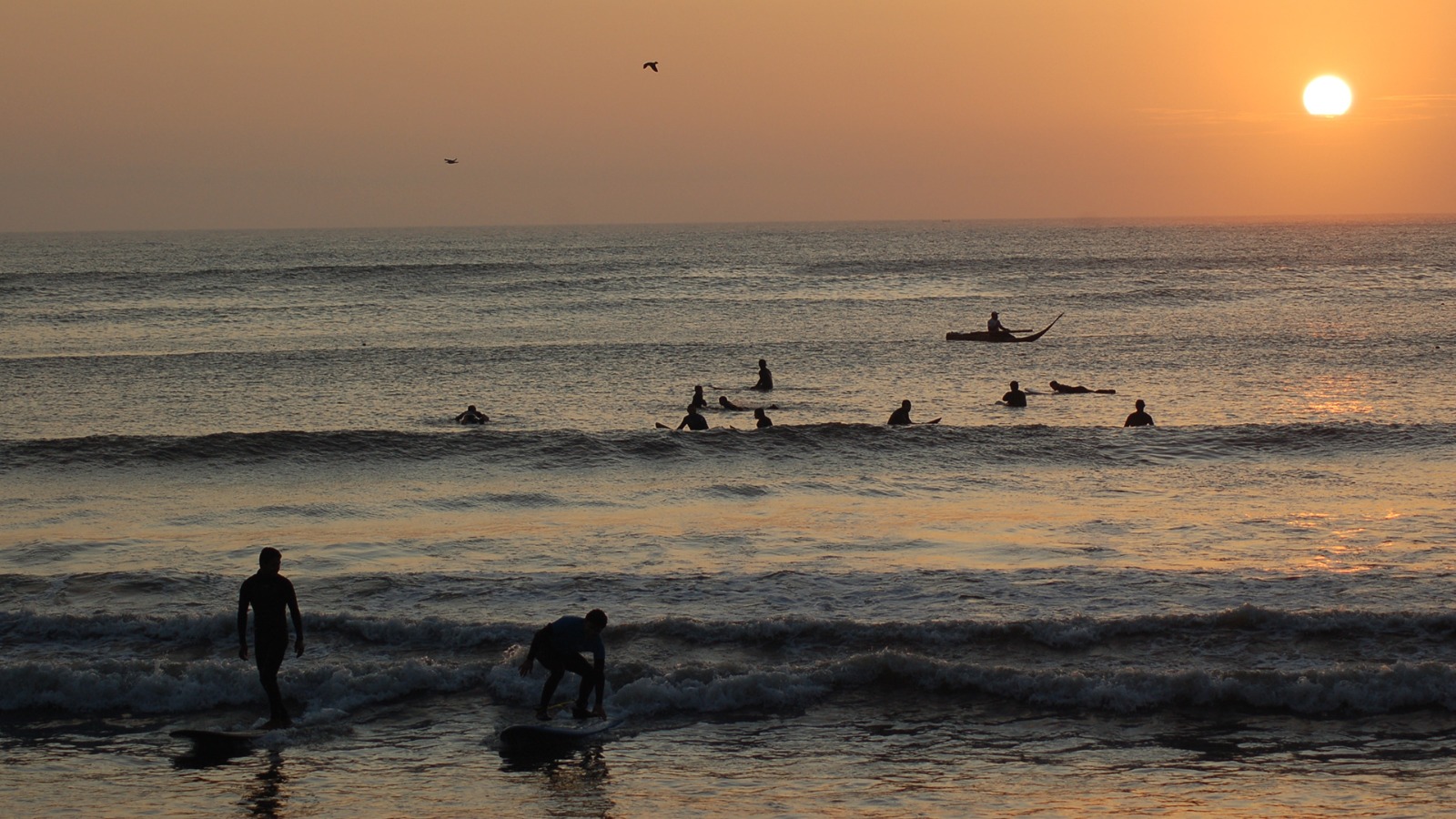 Waves breaking at Huanchaco beach. Photo provided by Muchik Surf School.