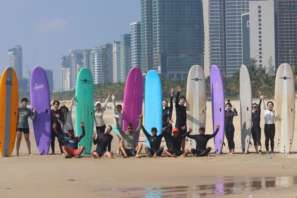 The students and instructors of Surf Feeling posing for a fantastic shot in Da Nang.