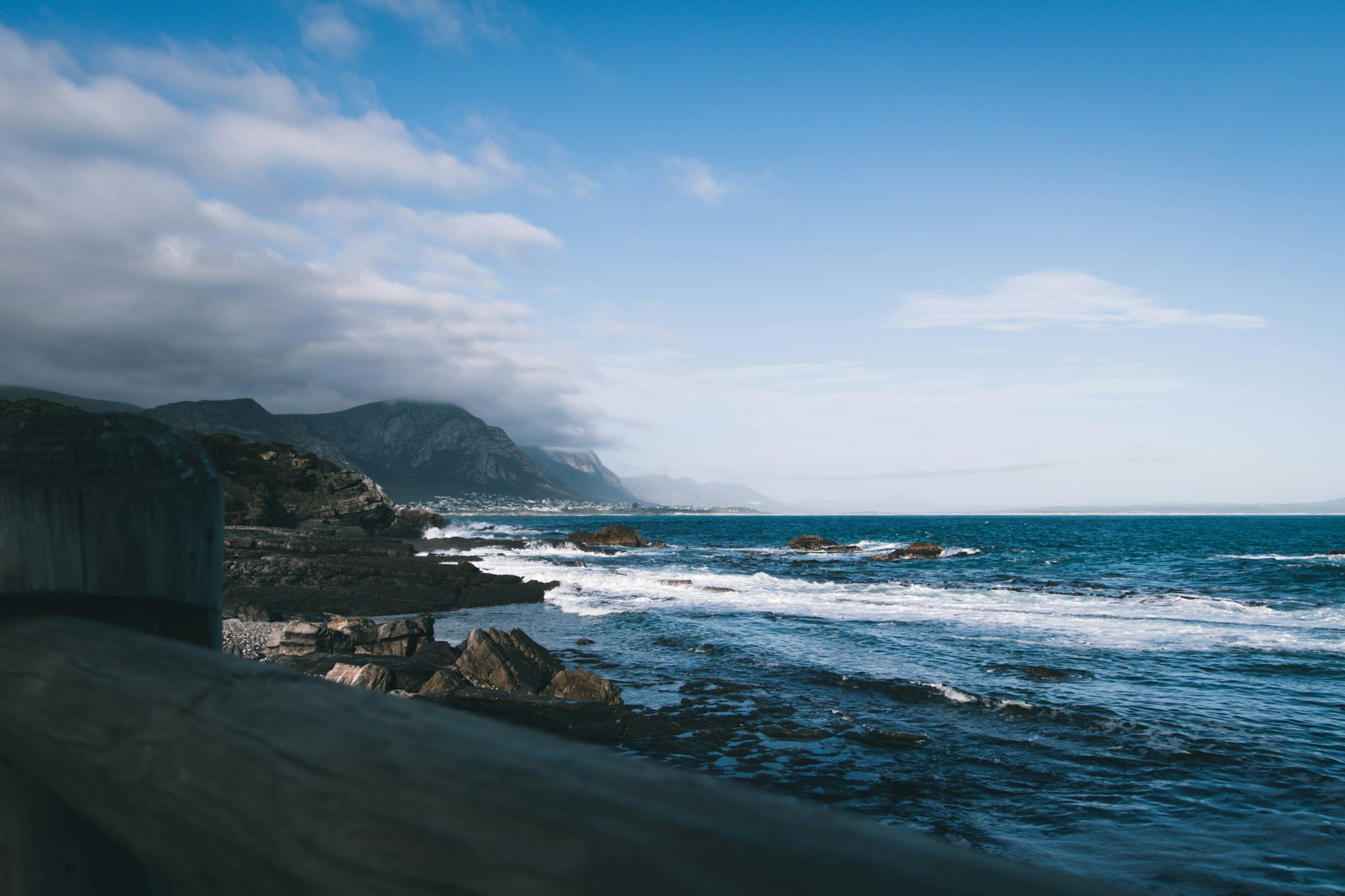 A view of some wavees breaking along the coast of Hermanus.