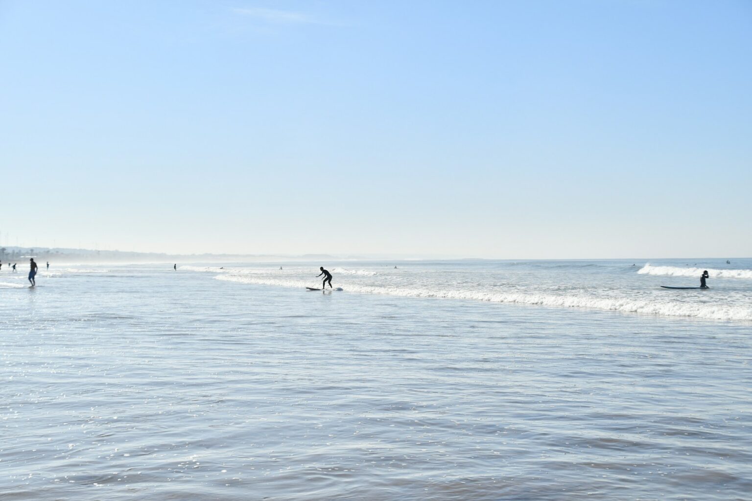 Some waves breaking on Agadir beach, showcasing it is the perfect environment for beginner surfers.