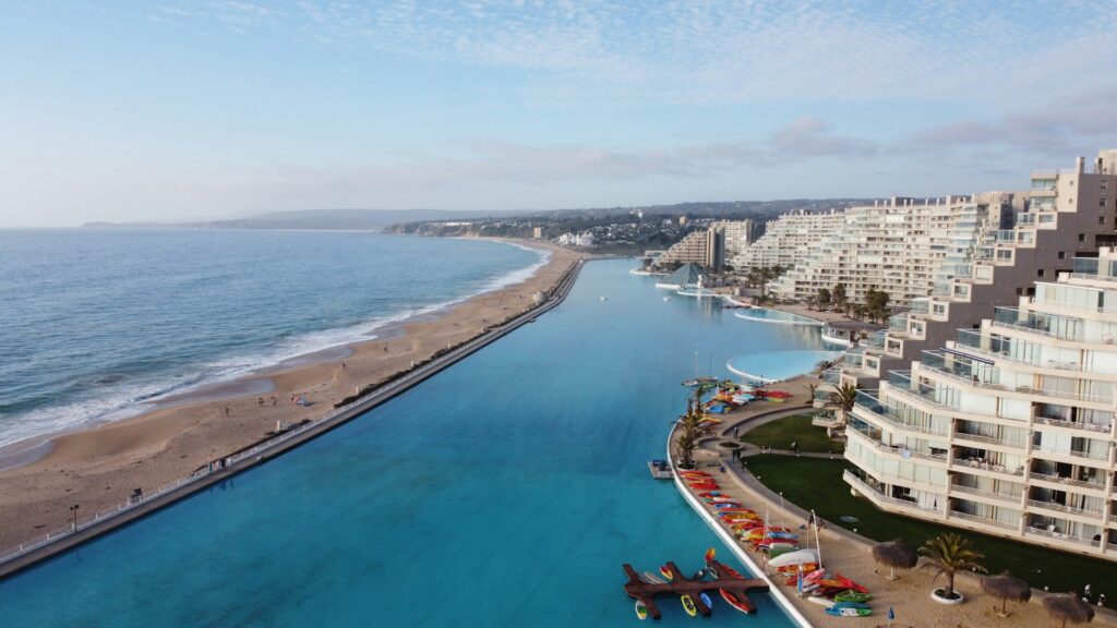The famous hotel line with its pools adjacent to the beach in Algarrobo