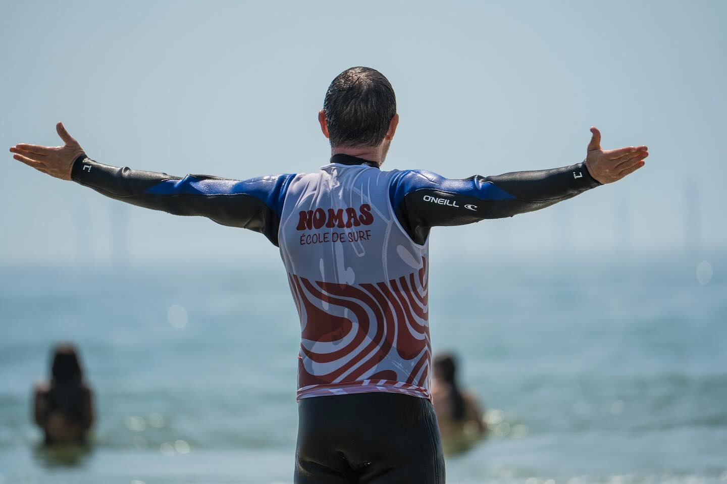 Stokage on the beach! Picturing Nomas École de Surf psyched on the surf session.