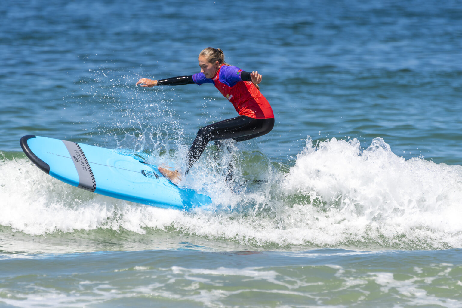One of the Porto Surf Femmes hitting the lip on a foamie.
