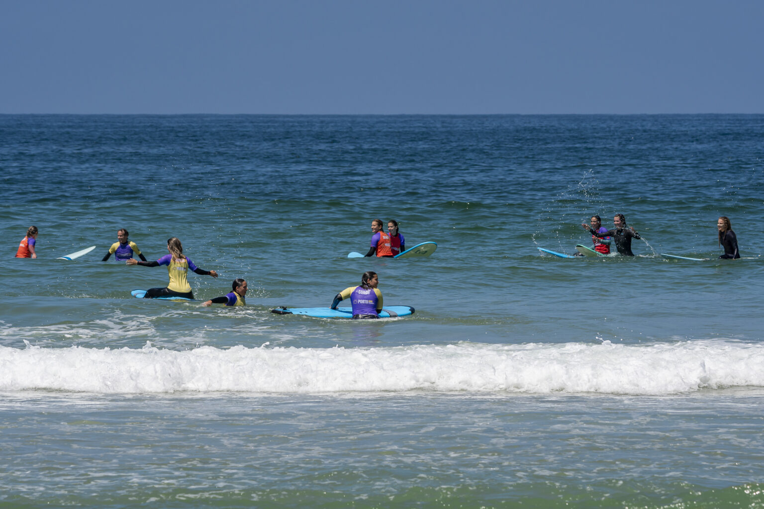 Porto Surf Femmes taking the water by storm and having a good time while doing it.