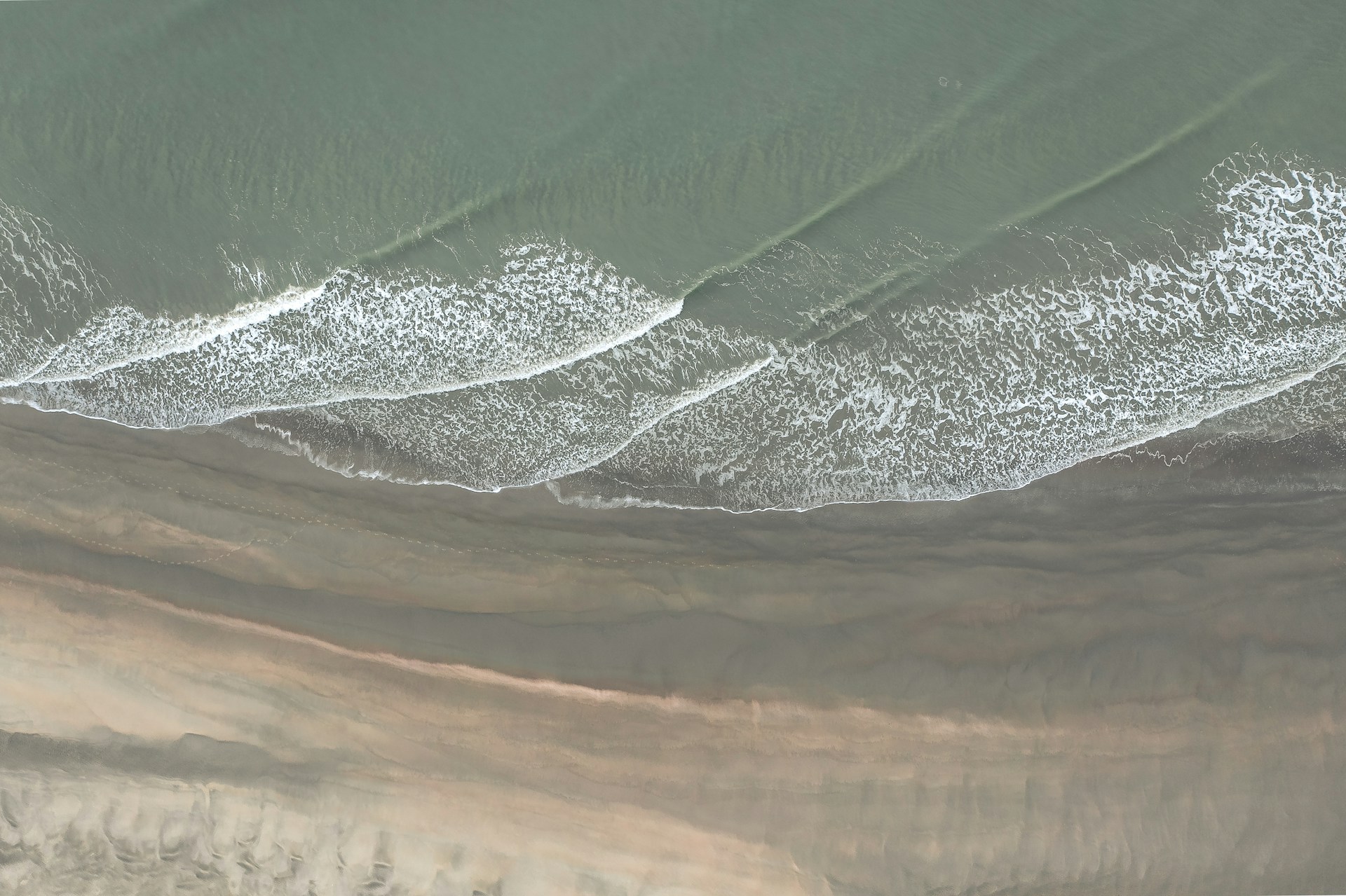 A birds-eye view of a good sandbar forming on Outddorp beach.
