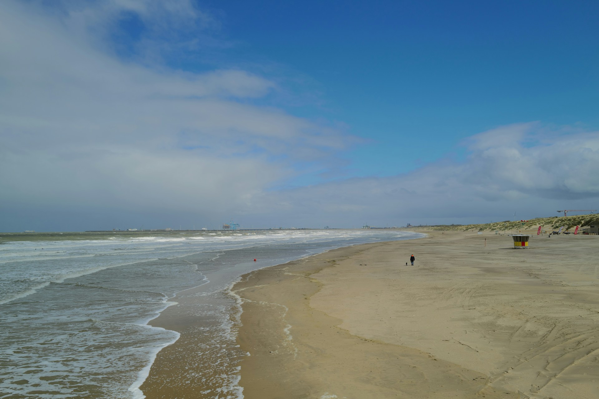 A wide long beach that Oostende is known for.