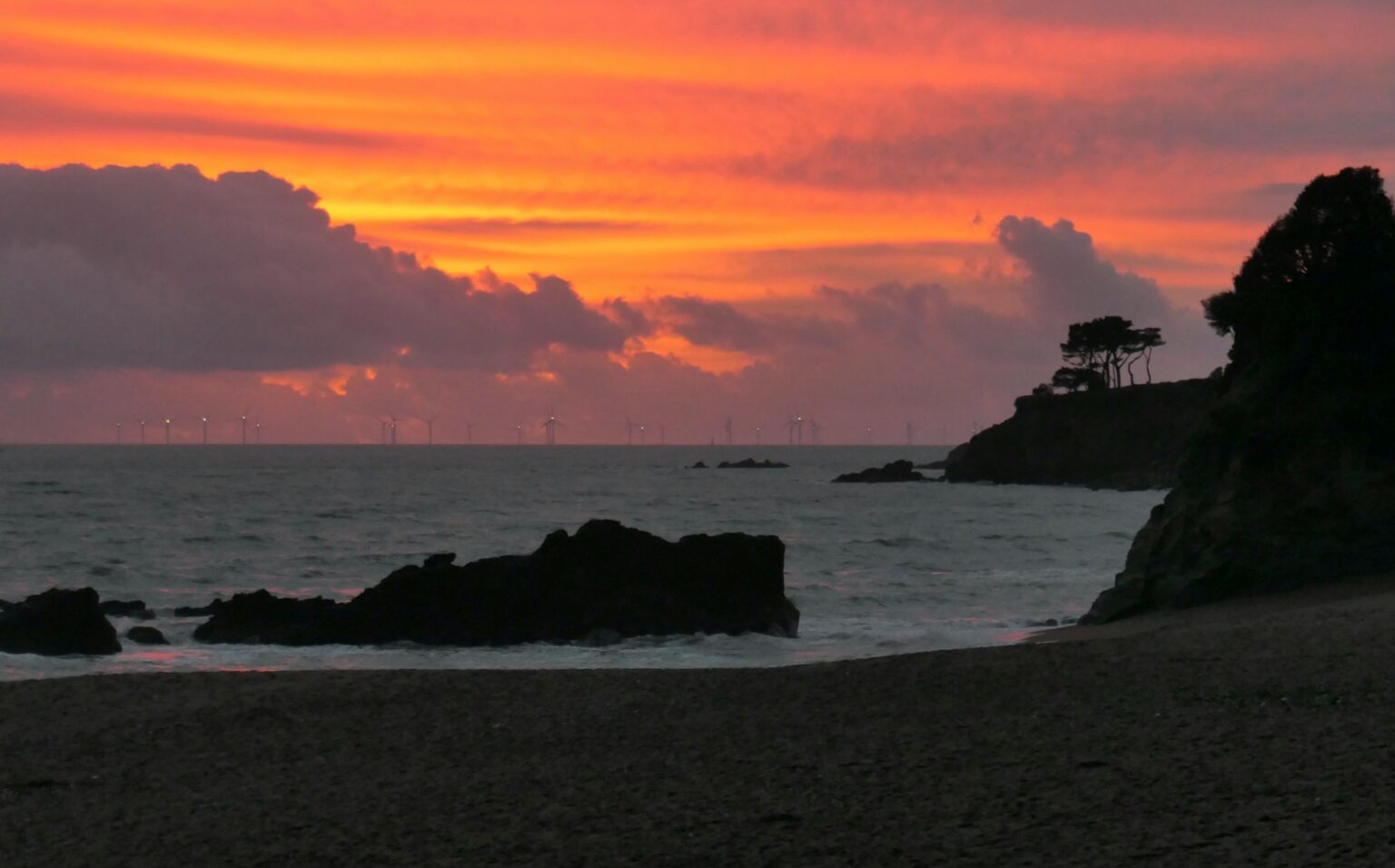 A sunset along the coast of Batz-sur-Mer.