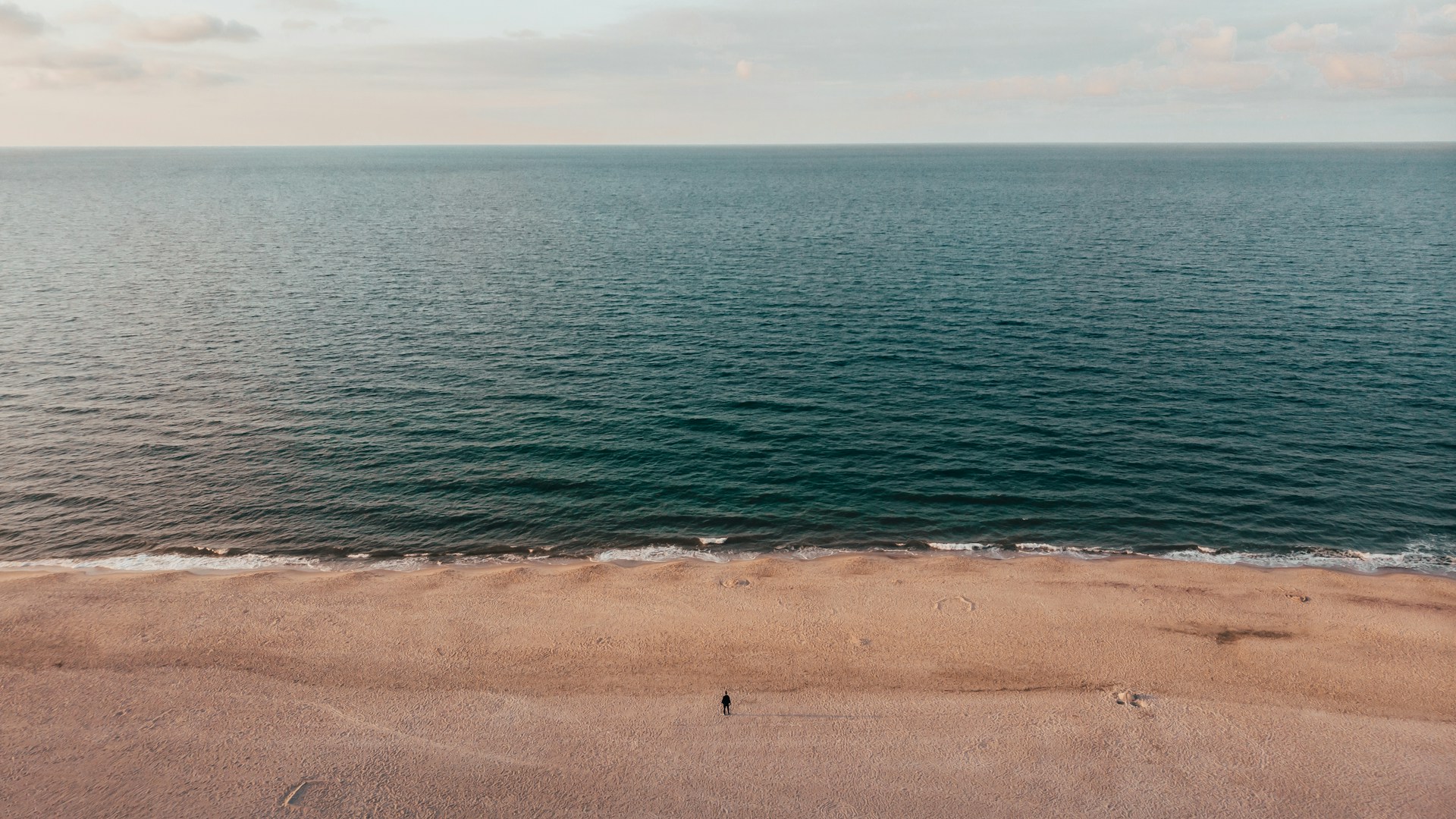 A wide landscape shot of some of the beaches of Jastarnia, alongside the climate of the area.