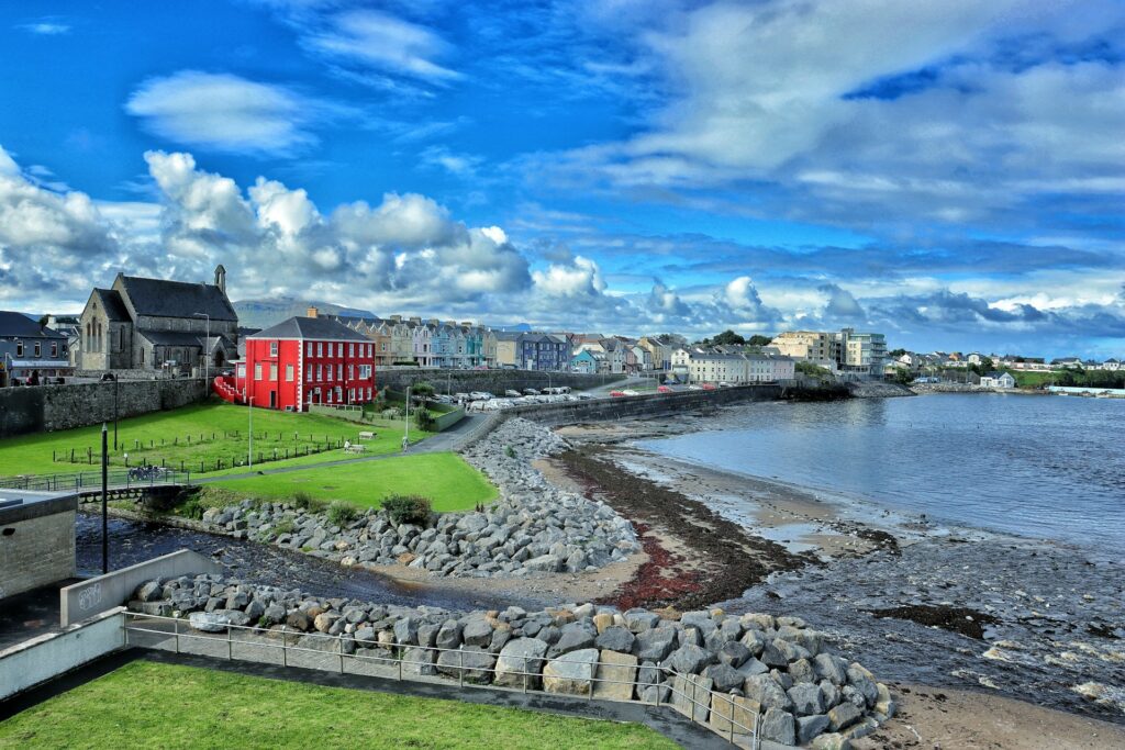 A beautiful shot of Bundoran and the adjacent ocean.