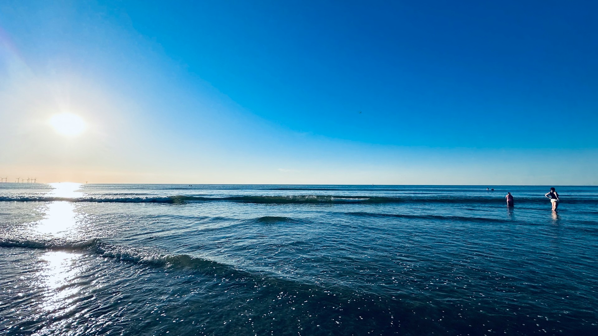 A beautiful afternoon in Hoek van Holland, with some waves breaking and blue waters.