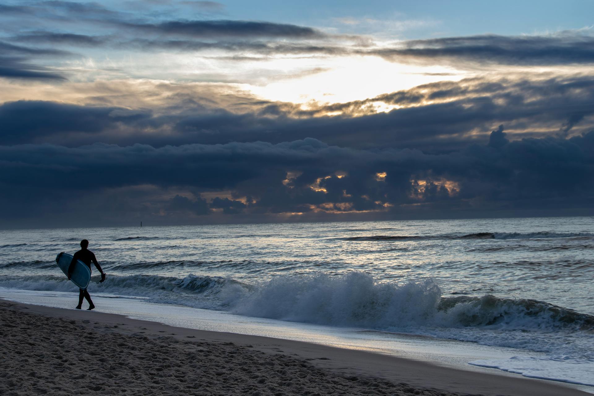 A surf taking a long stroll along the extensively long Sylt beach.