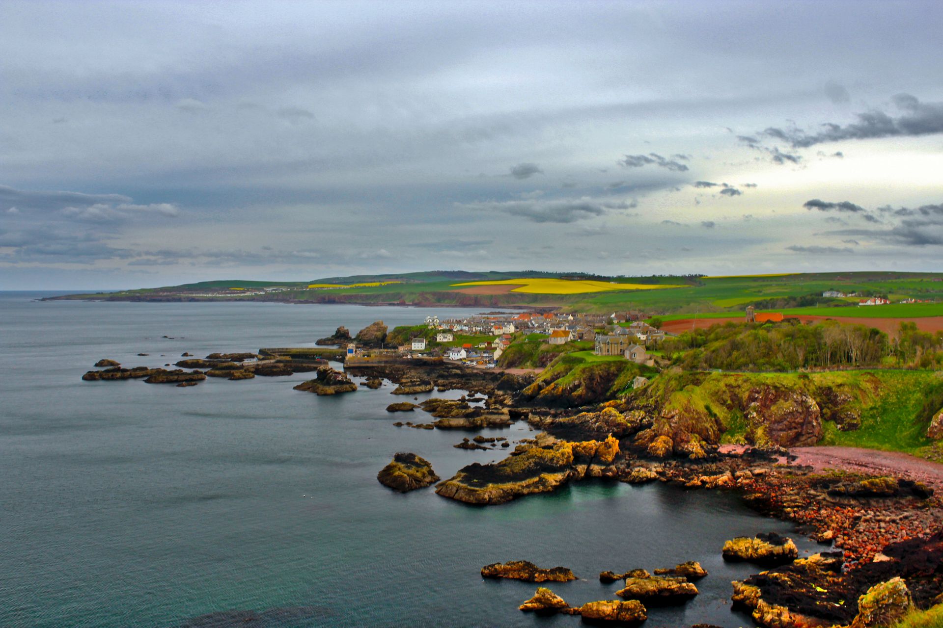 A beautiful coastline In Saint Abbs, nearly Coldingham Bay.