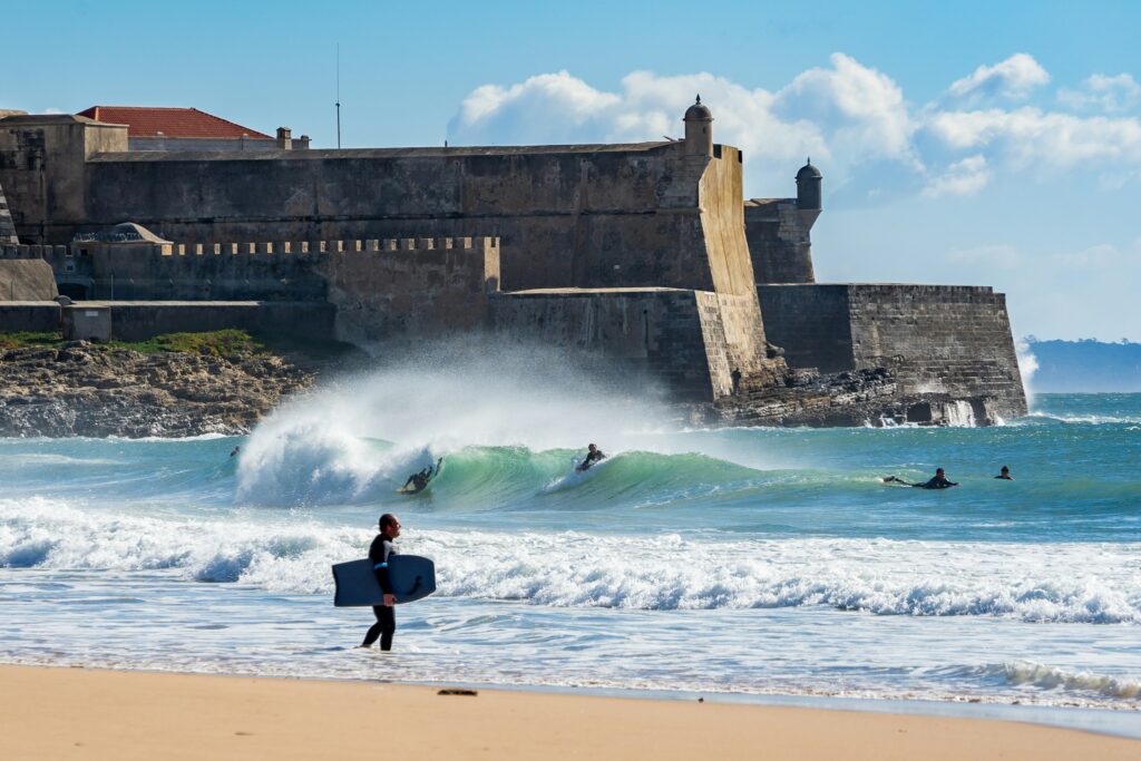Just some small waves on an offshore day of wind in Carcavelos.