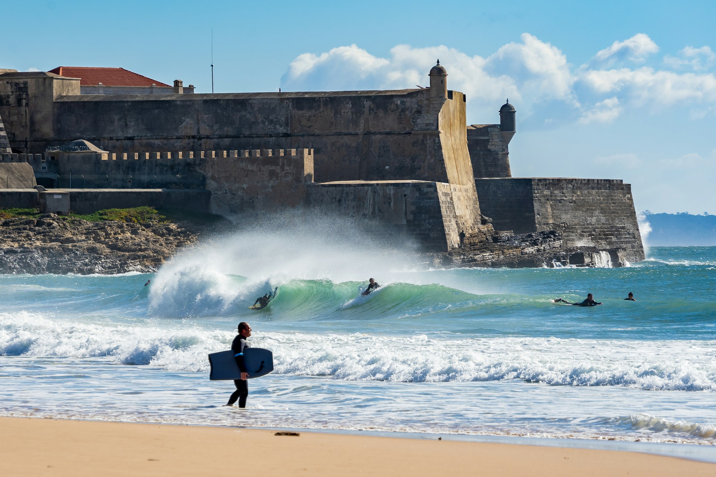Just some small waves on an offshore day of wind in Carcavelos.