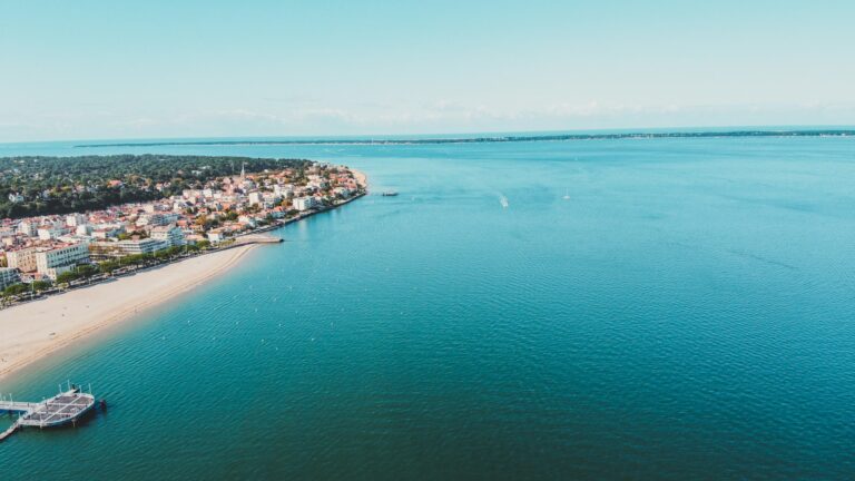 A beautiful view of Arcachon Bay with the turqoise water shinning and the city as well.