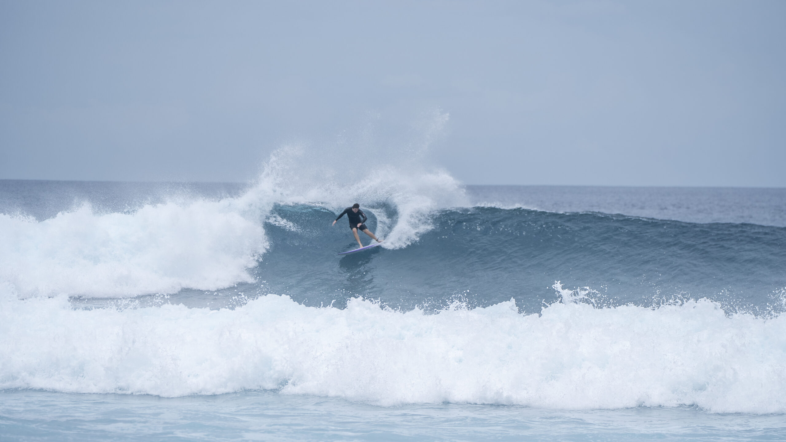 A beautiful wave at Lohis riden by a stayer at Adaaran Hudhuran Fushi.